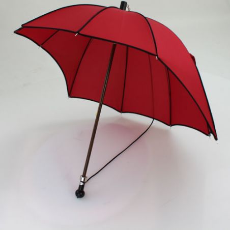 Parapluie bandoulière forme casquette rouge