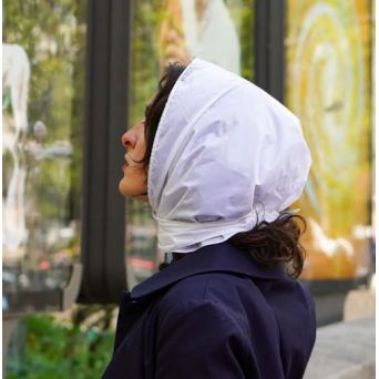 Capuche de pluie blanche