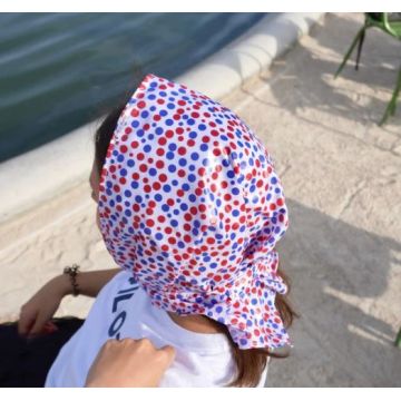 Un modèle psd de maquette de veste de pluie à capuche rose vue arrière