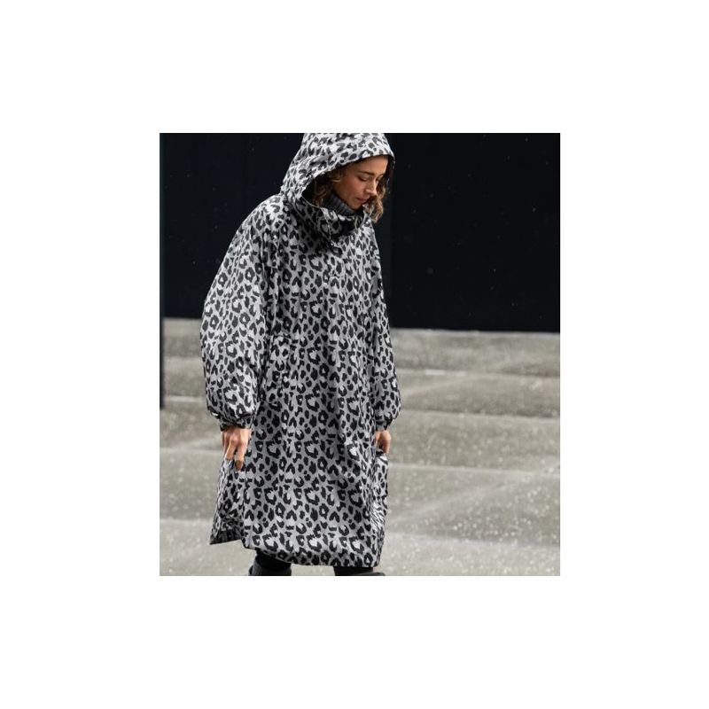 Poncho imperméable gris et noir léopard