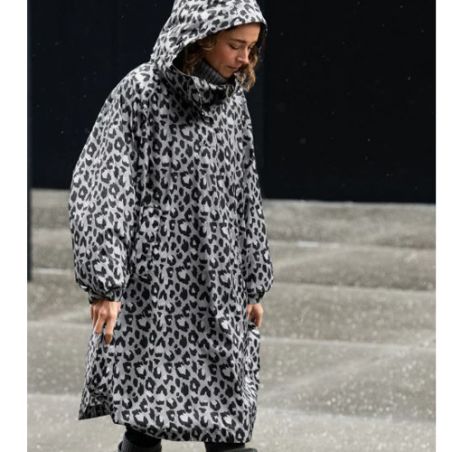 Poncho imperméable gris et noir léopard