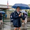 Petit parapluie pliant bleu pour collégienne