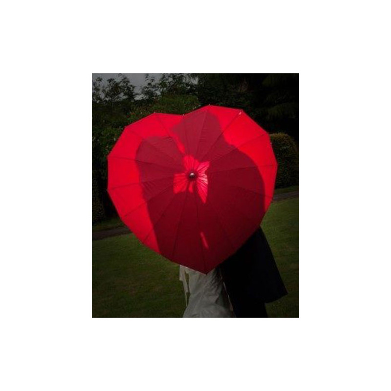 Parapluie en forme de cœur rouge