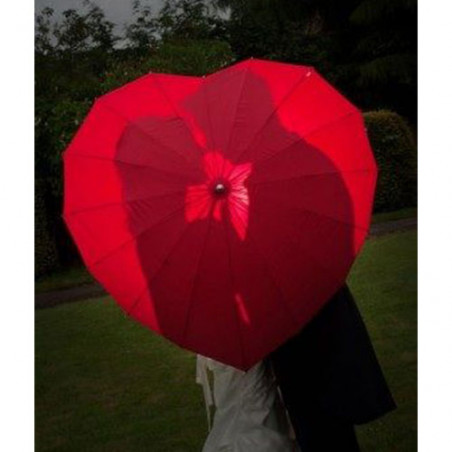 Parapluie en forme de cœur rouge