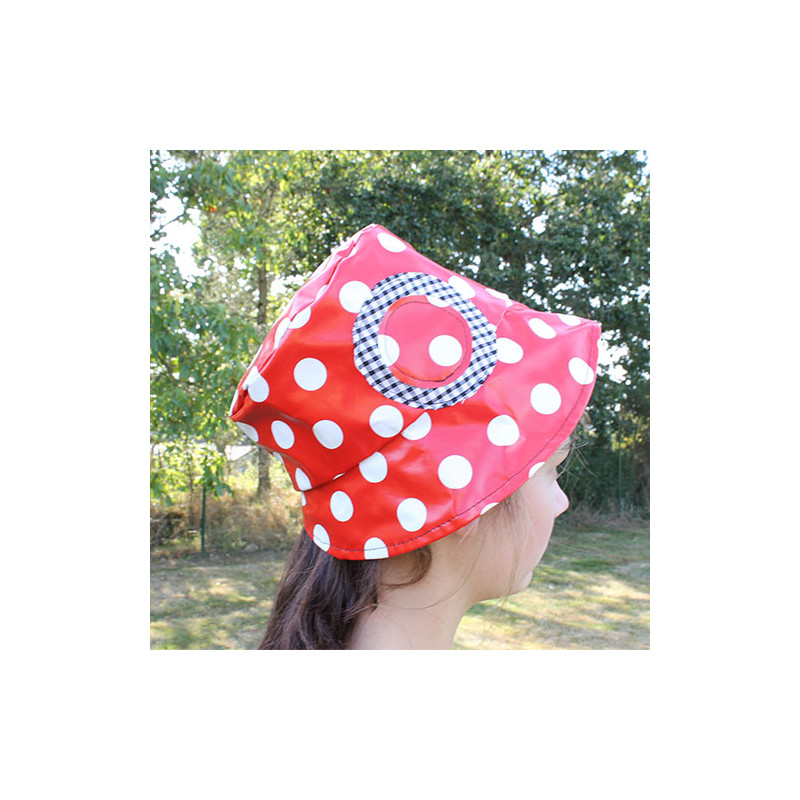 Chapeau de pluie rouge a pois blancs avec motif
