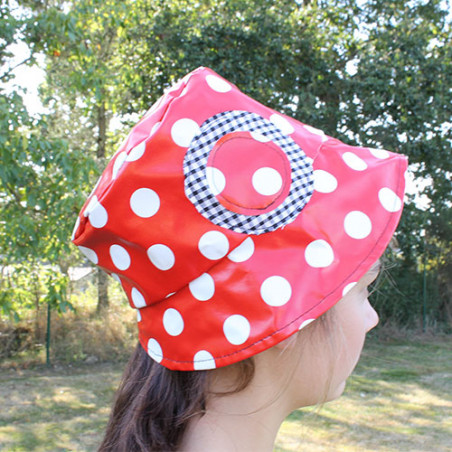 Chapeau de pluie rouge a pois blancs avec motif